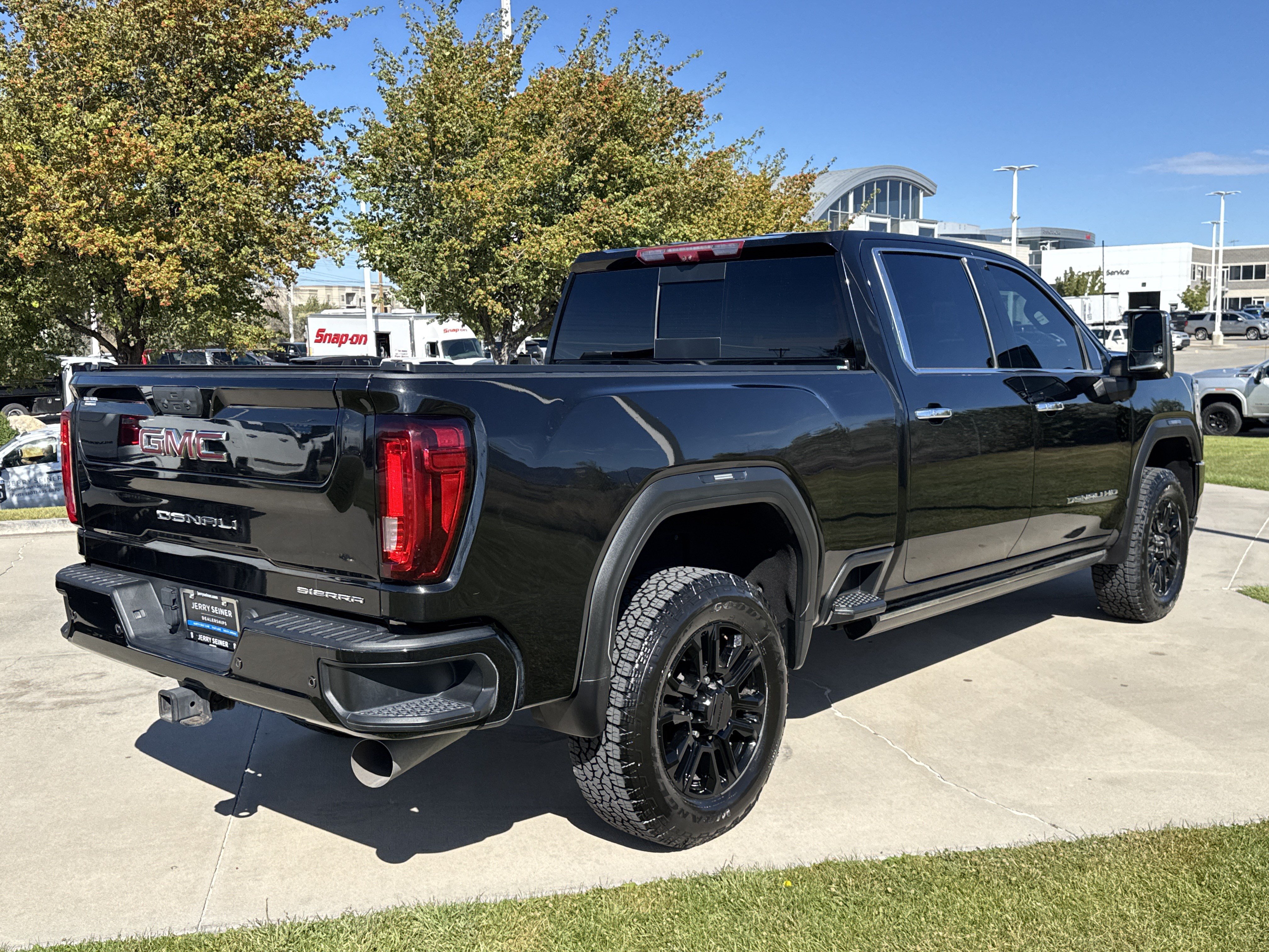 Used 2023 GMC Sierra 3500 Denali w/ Denali Black Diamond Edition AWD/4WD image 5