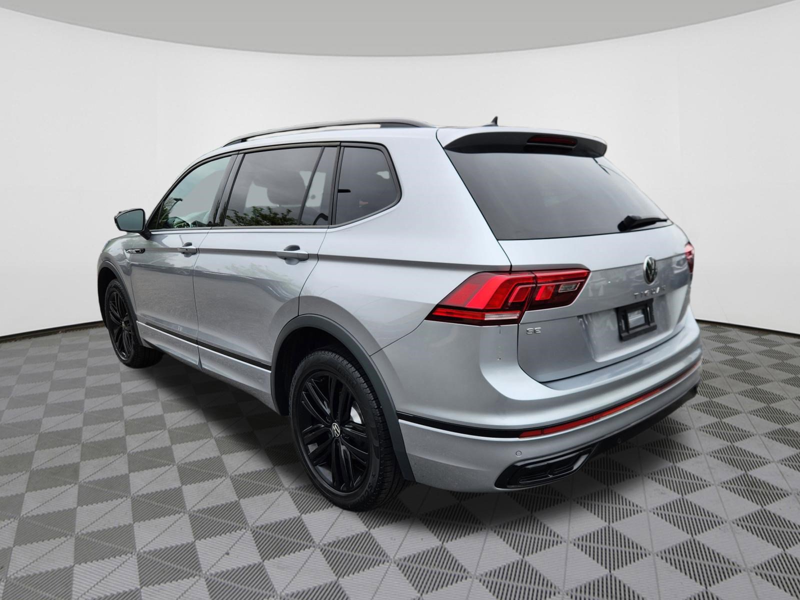 Used 2022 Volkswagen Tiguan SE R-Line AWD/4WD image 3