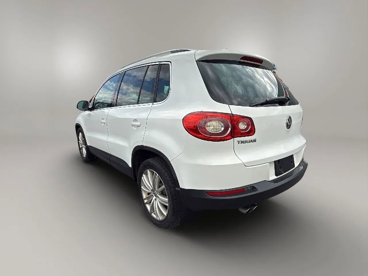 Used 2009 Volkswagen Tiguan S image 3