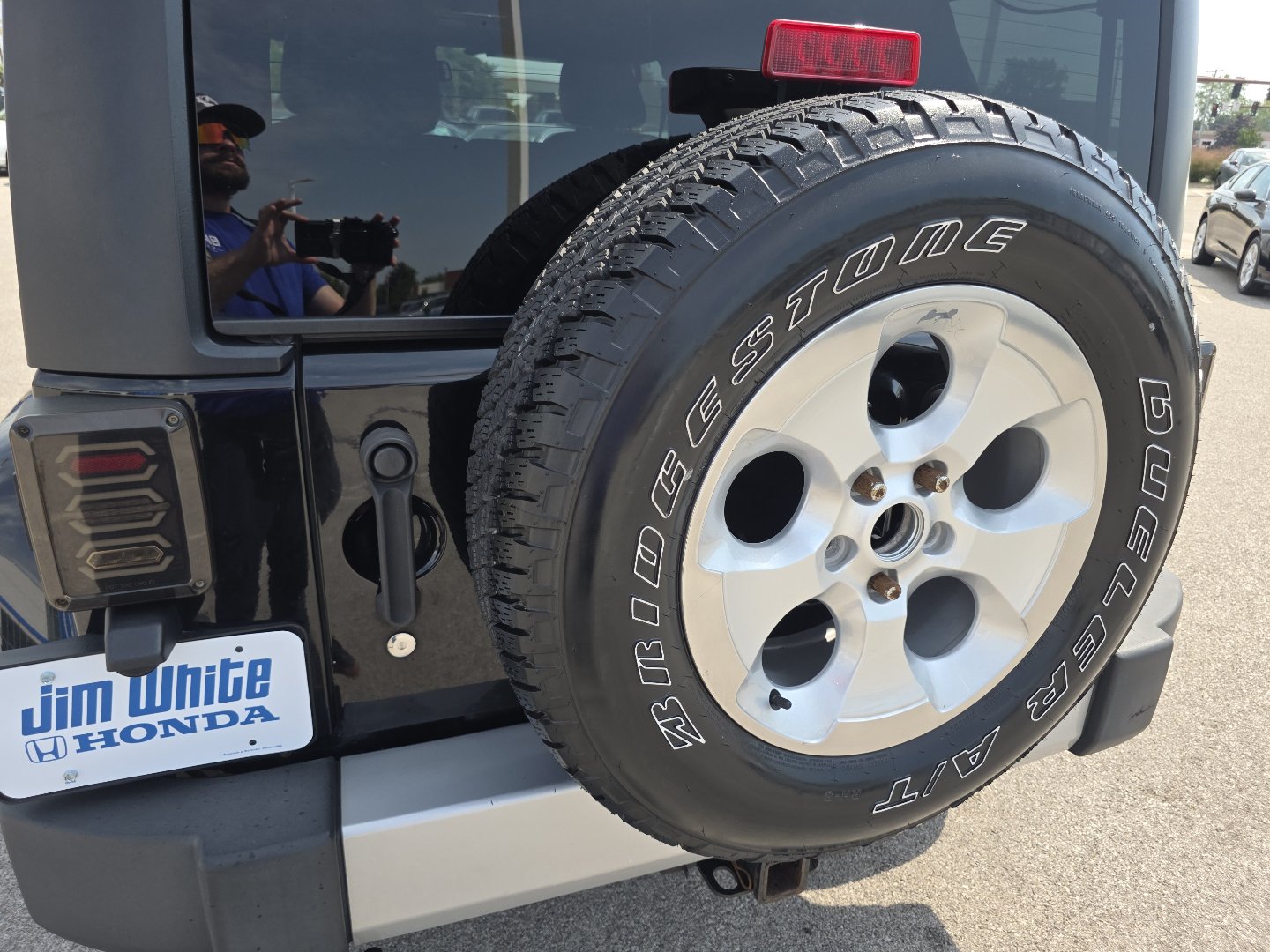 Used 2014 Jeep Wrangler Unlimited Sahara w/ Connectivity Group AWD/4WD image 16