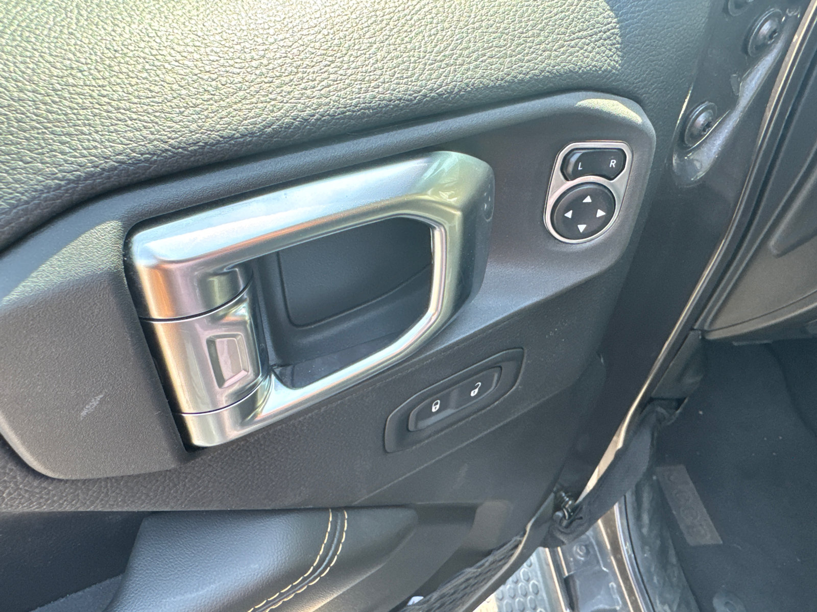 Used 2025 Jeep Wrangler Unlimited Sahara AWD/4WD image 12
