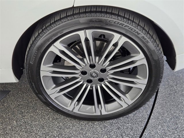 Certified 2024 Land Rover Range Rover SV image 9