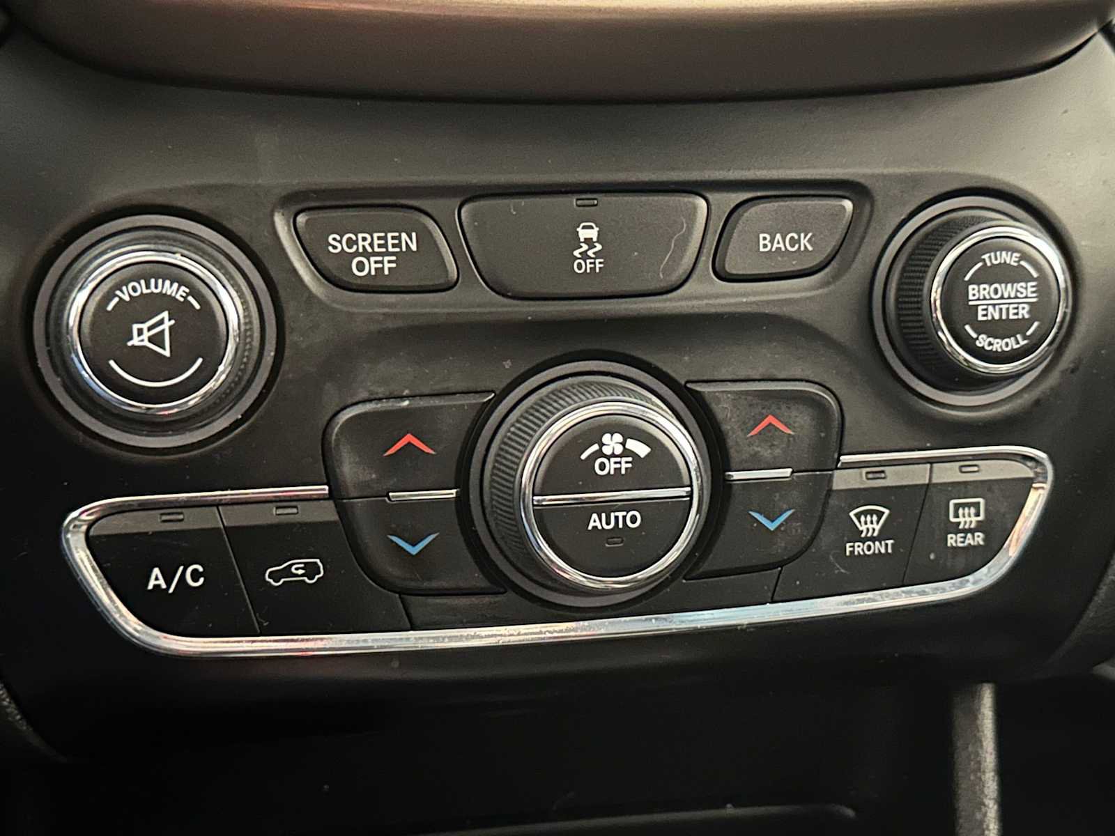 Used 2015 Jeep Cherokee Limited w/ Luxury Group image 16