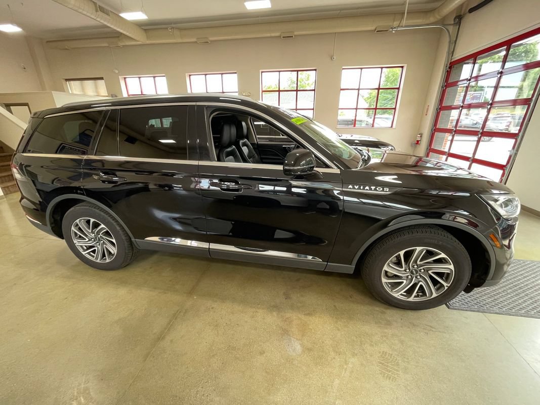 Used 2023 Lincoln Aviator AWD image 3