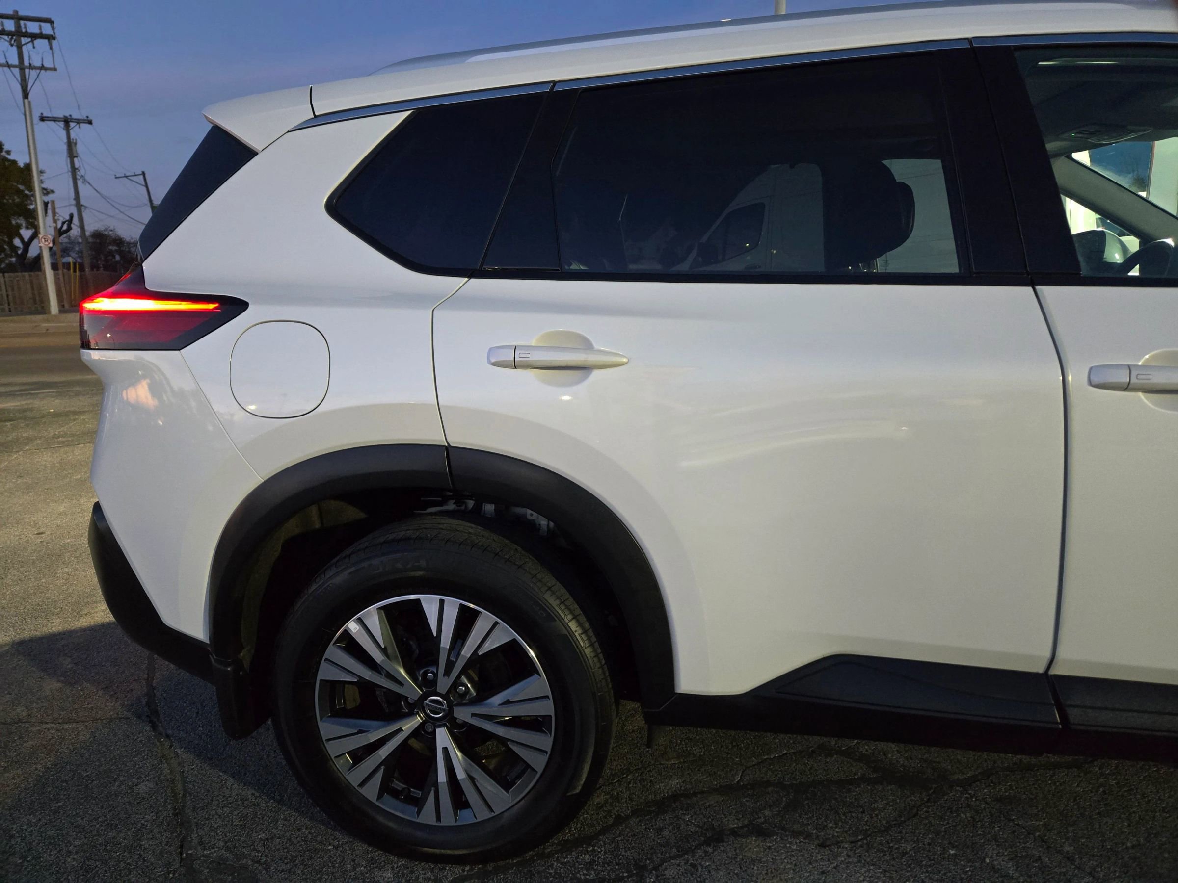 Used 2021 Nissan Rogue SV w/ Premium Package image 9