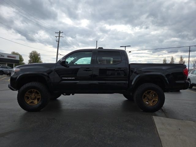 Used 2019 Toyota Tacoma TRD Sport w/ TRD Premium Sport Package AWD/4WD image 4