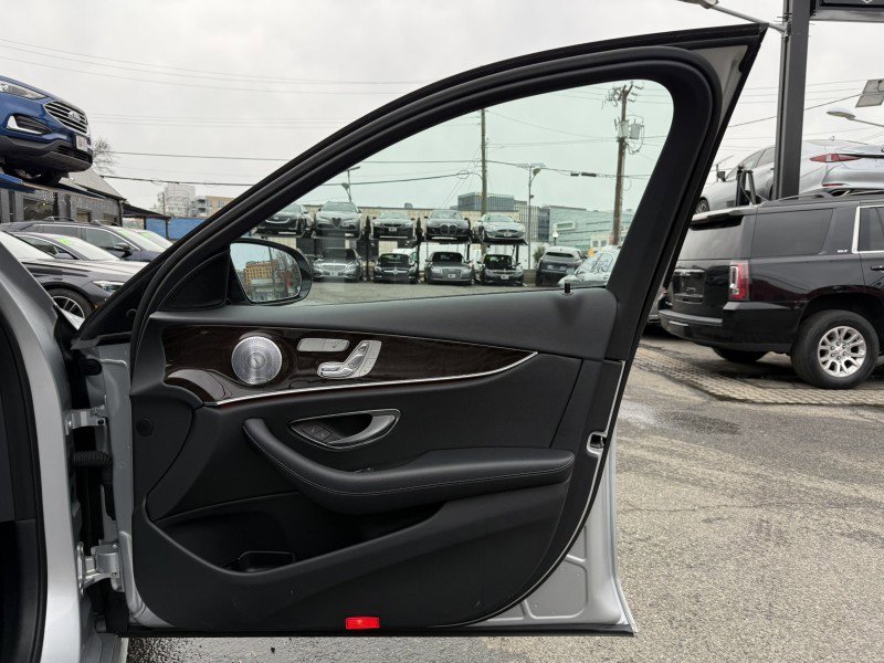 Used 2018 Mercedes-Benz E 300 4MATIC image 13