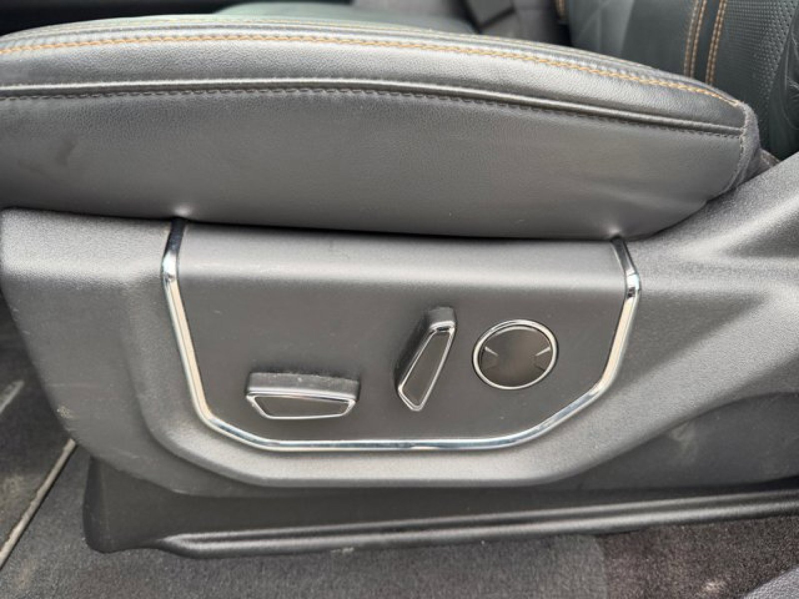 Used 2023 Ford Expedition Platinum image 11