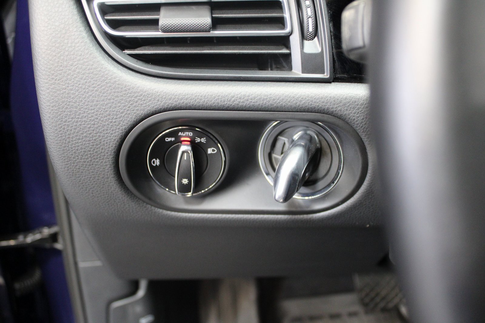 Certified 2024 Porsche Macan image 28