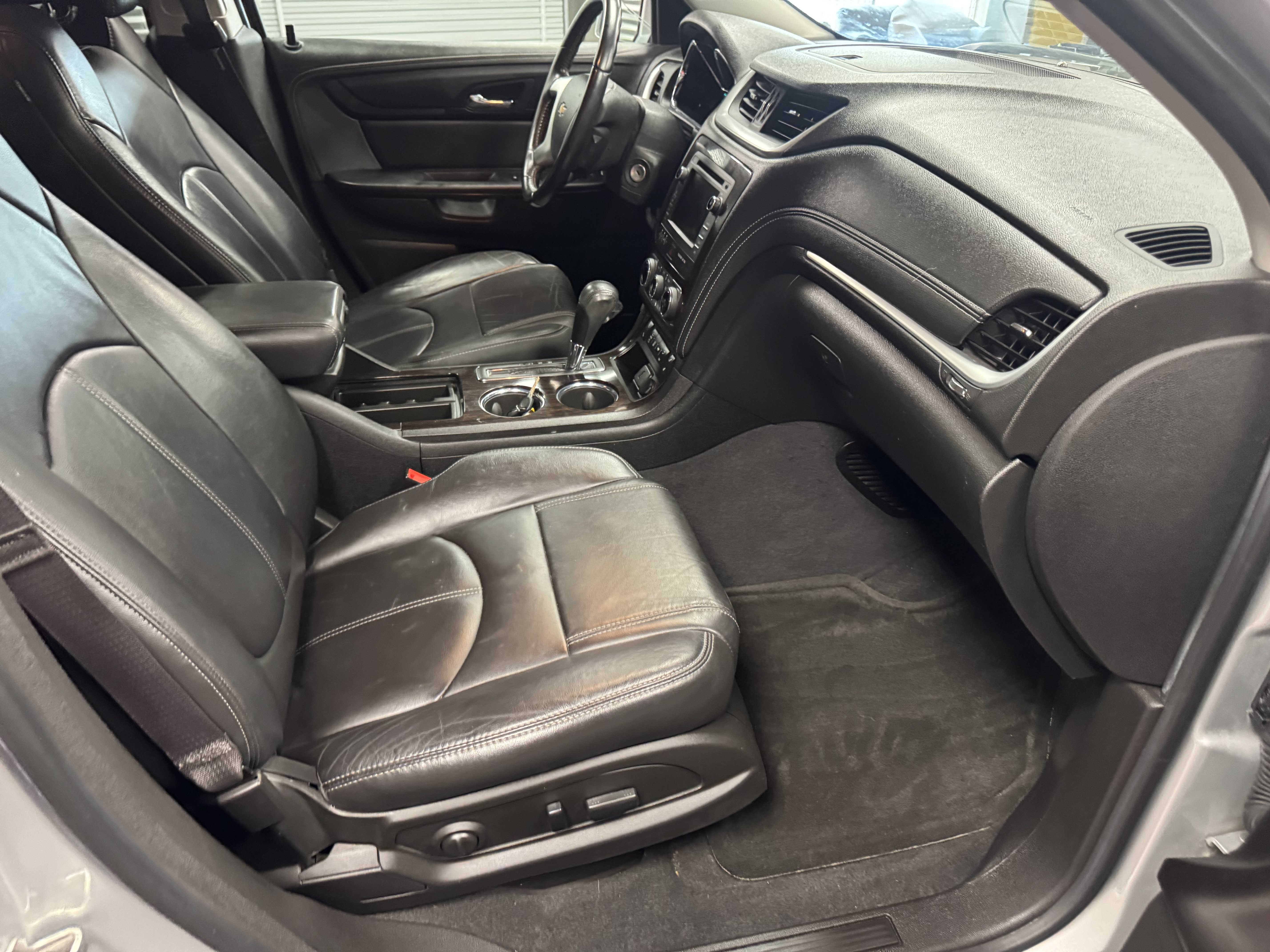 Used 2015 Chevrolet Traverse LT FWD image 11