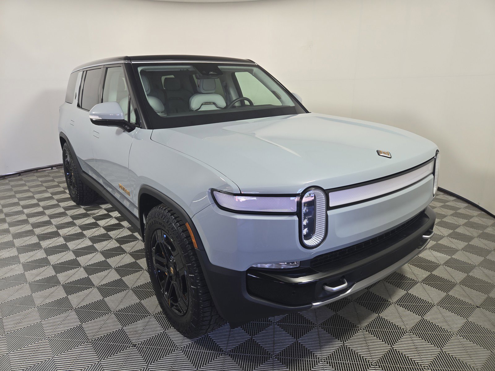 Used 2024 Rivian R1S Adventure image 7