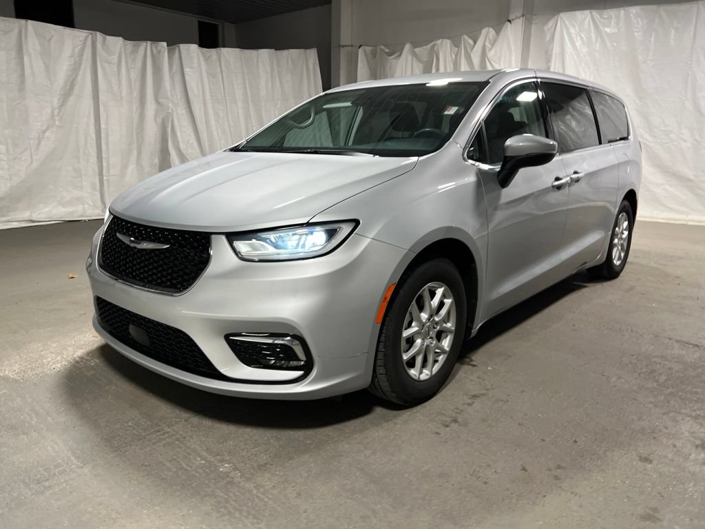 Used 2023 Chrysler Pacifica Touring-L FWD image 3