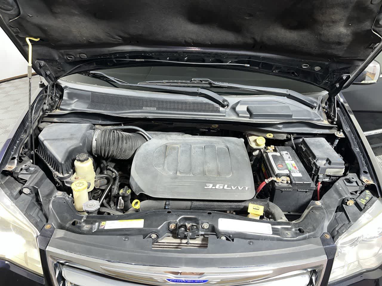 Used 2011 Chrysler Town & Country Touring-L w/ Entertainment Group #2 FWD image 12