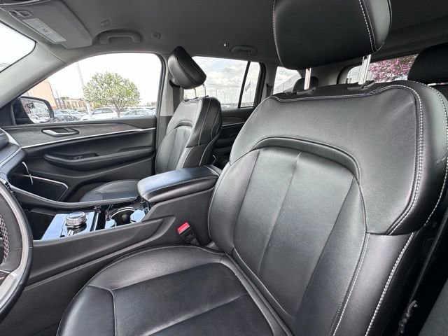 Used 2023 Jeep Grand Cherokee Limited w/ Black Appearance Package image 17