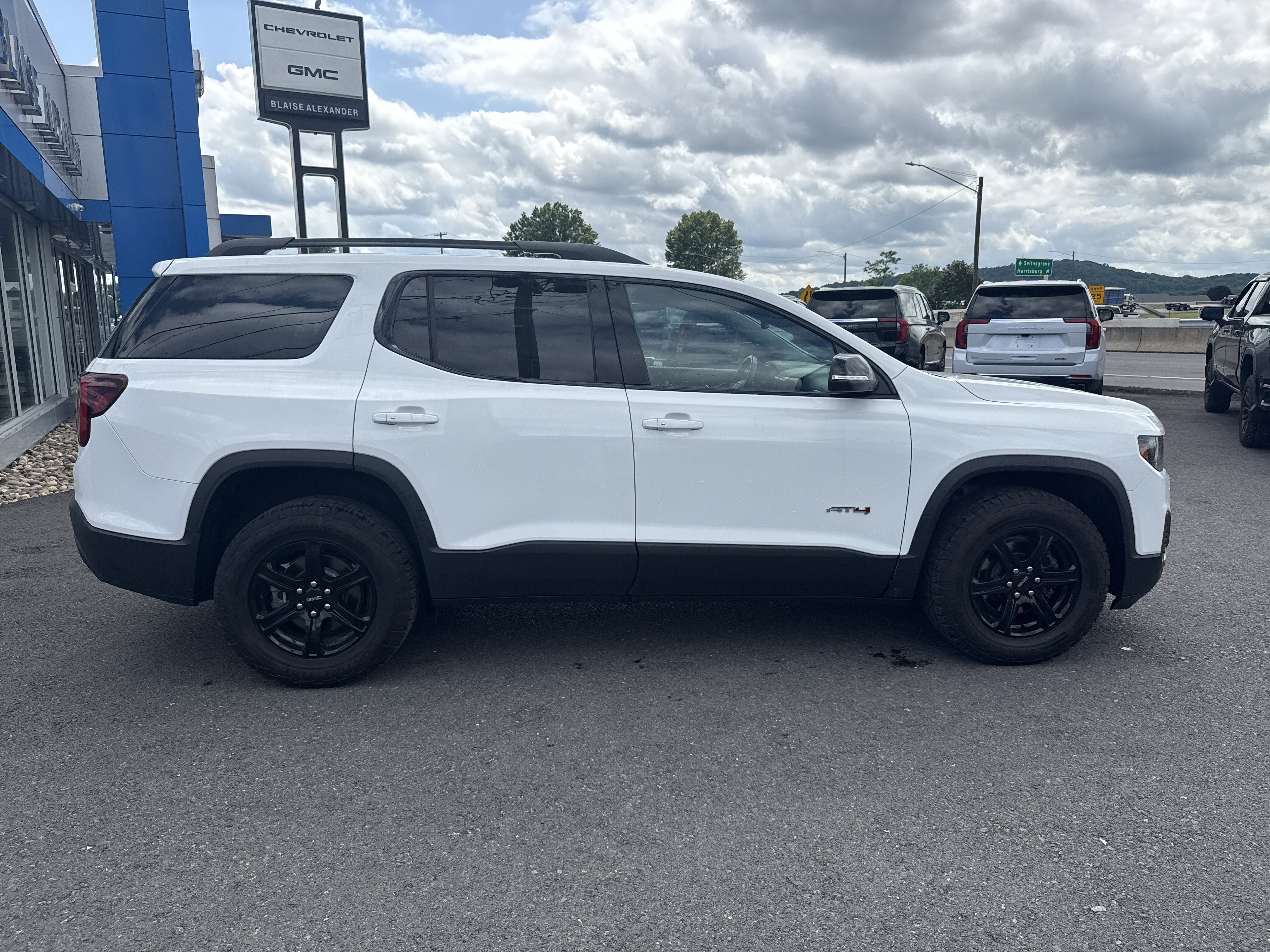 Used 2023 GMC Acadia AT4 AWD/4WD image 2