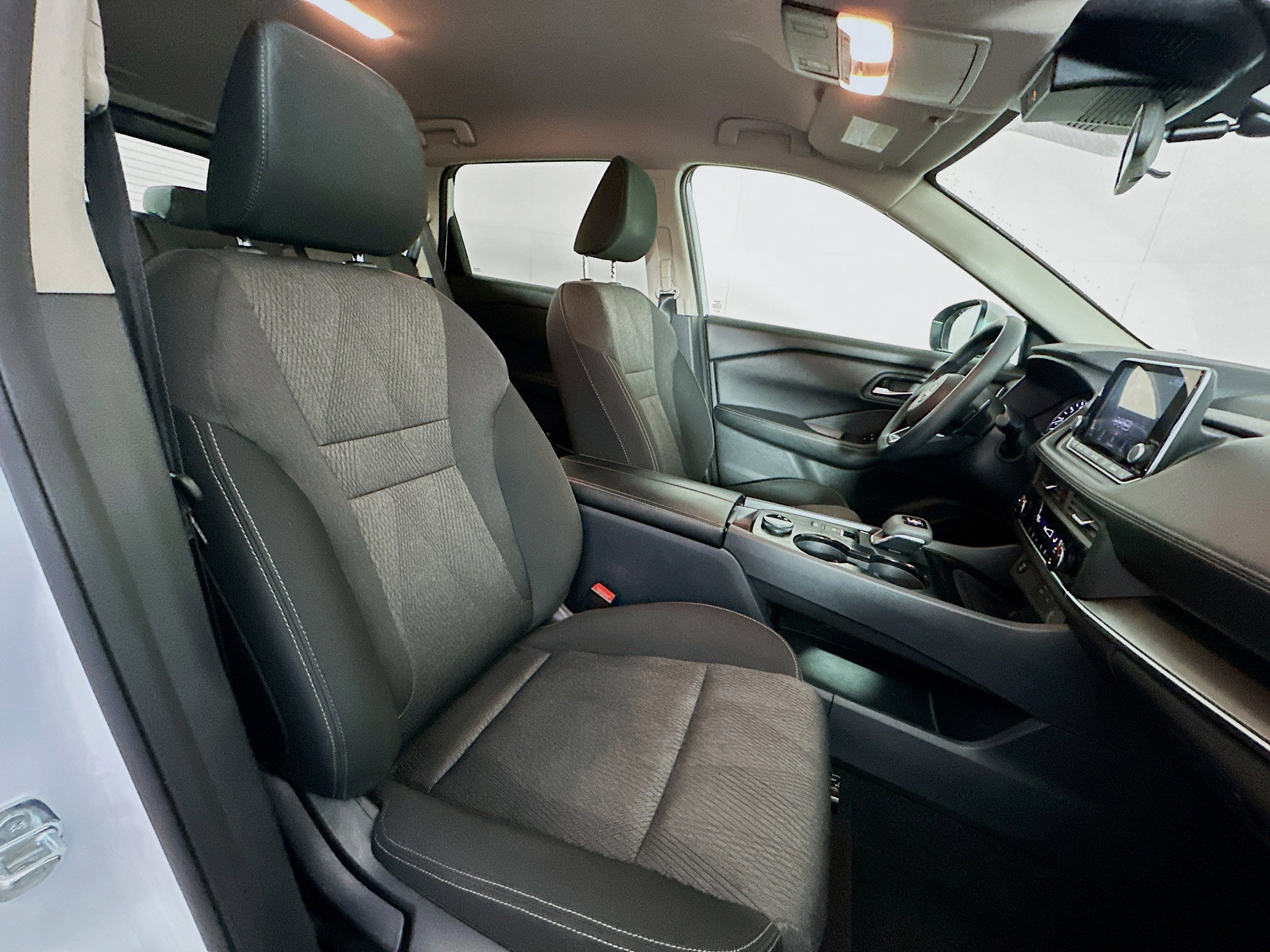 Used 2024 Nissan Rogue SV image 30