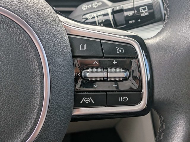 Used 2024 Kia Carnival LX FWD image 25