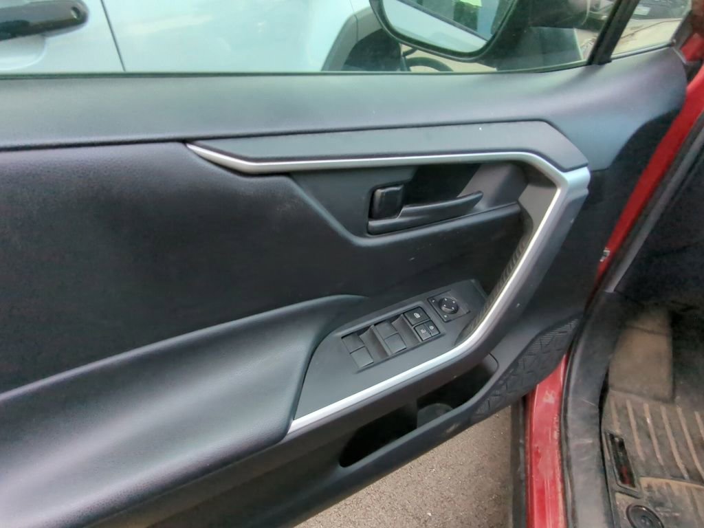 Used 2020 Toyota RAV4 LE image 8