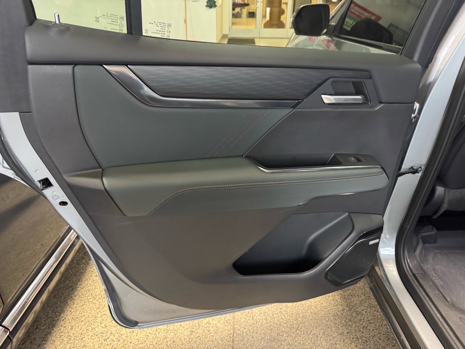 Used 2024 GMC Acadia AT4 w/ Luxury Package image 10