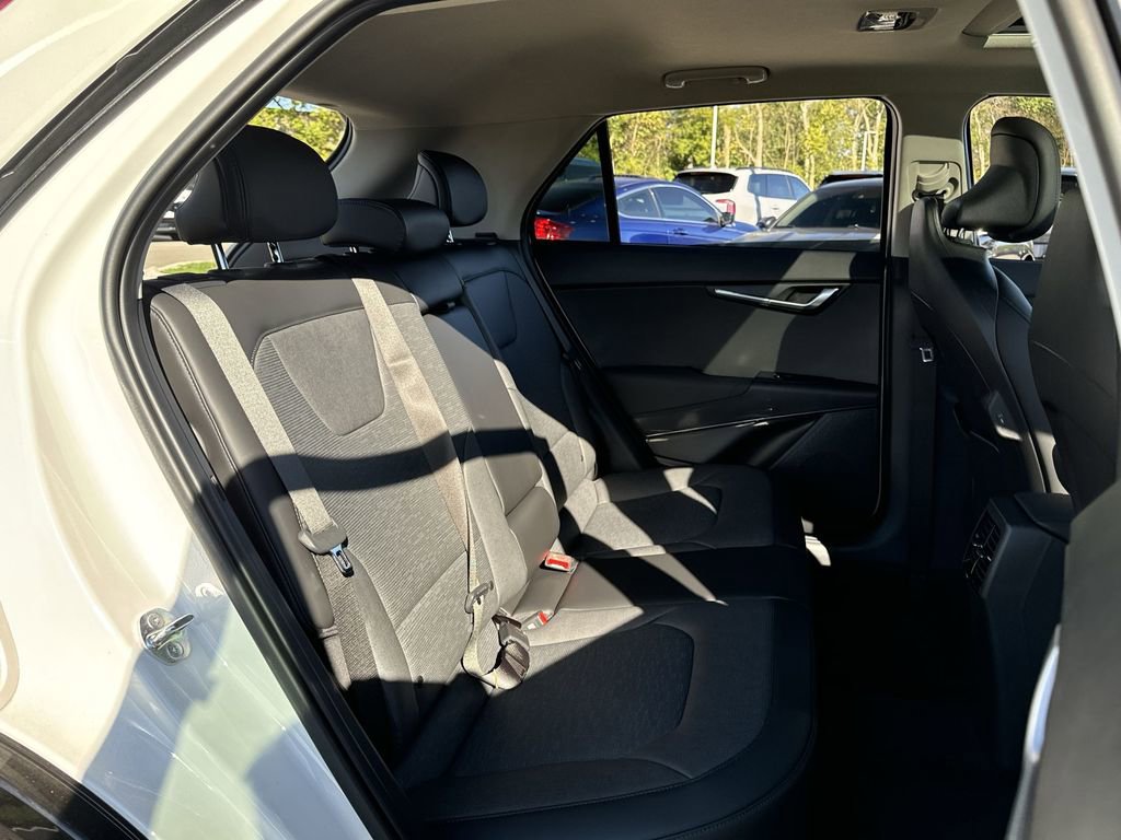 Used 2025 Kia Niro SX Touring image 34