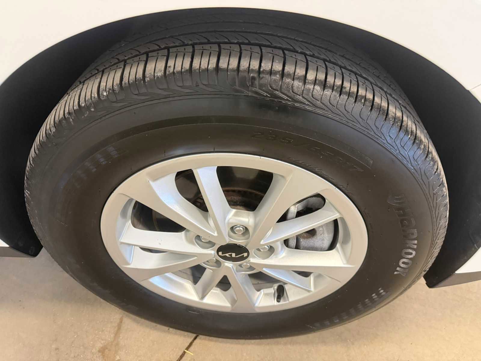 Used 2024 Kia Carnival LX FWD image 12