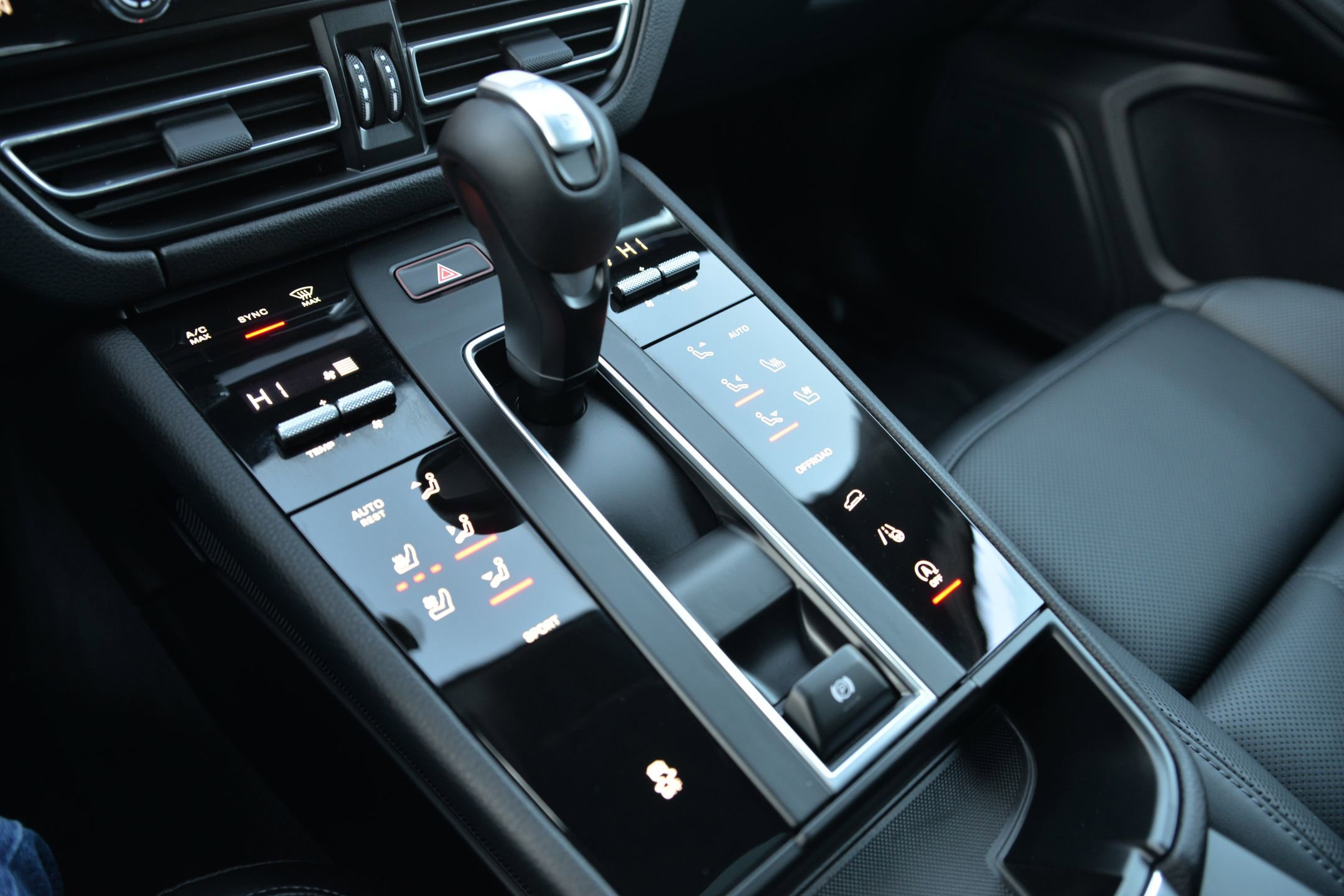 Certified 2025 Porsche Macan image 17