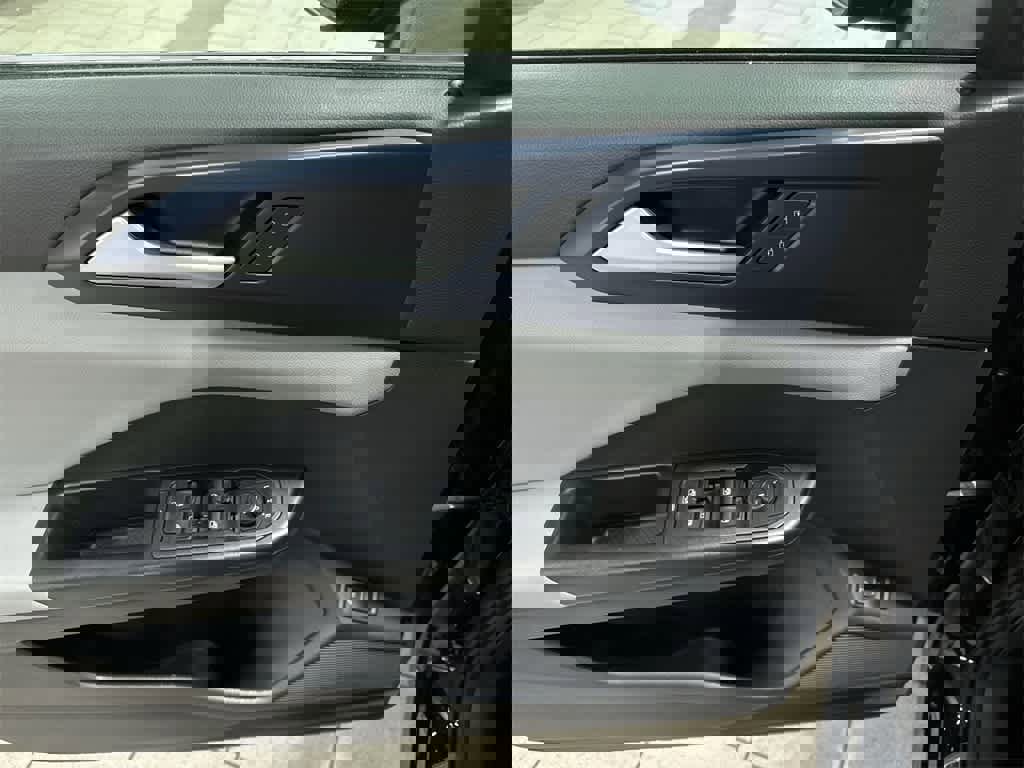 Used 2023 Volkswagen Taos SE w/ Panoramic Sunroof Package image 22