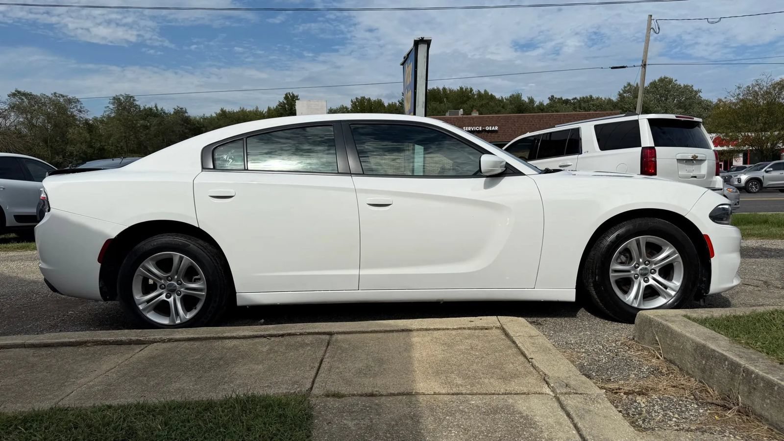 Used 2020 Dodge Charger SXT w/ Leather Interior Group RWD image 5