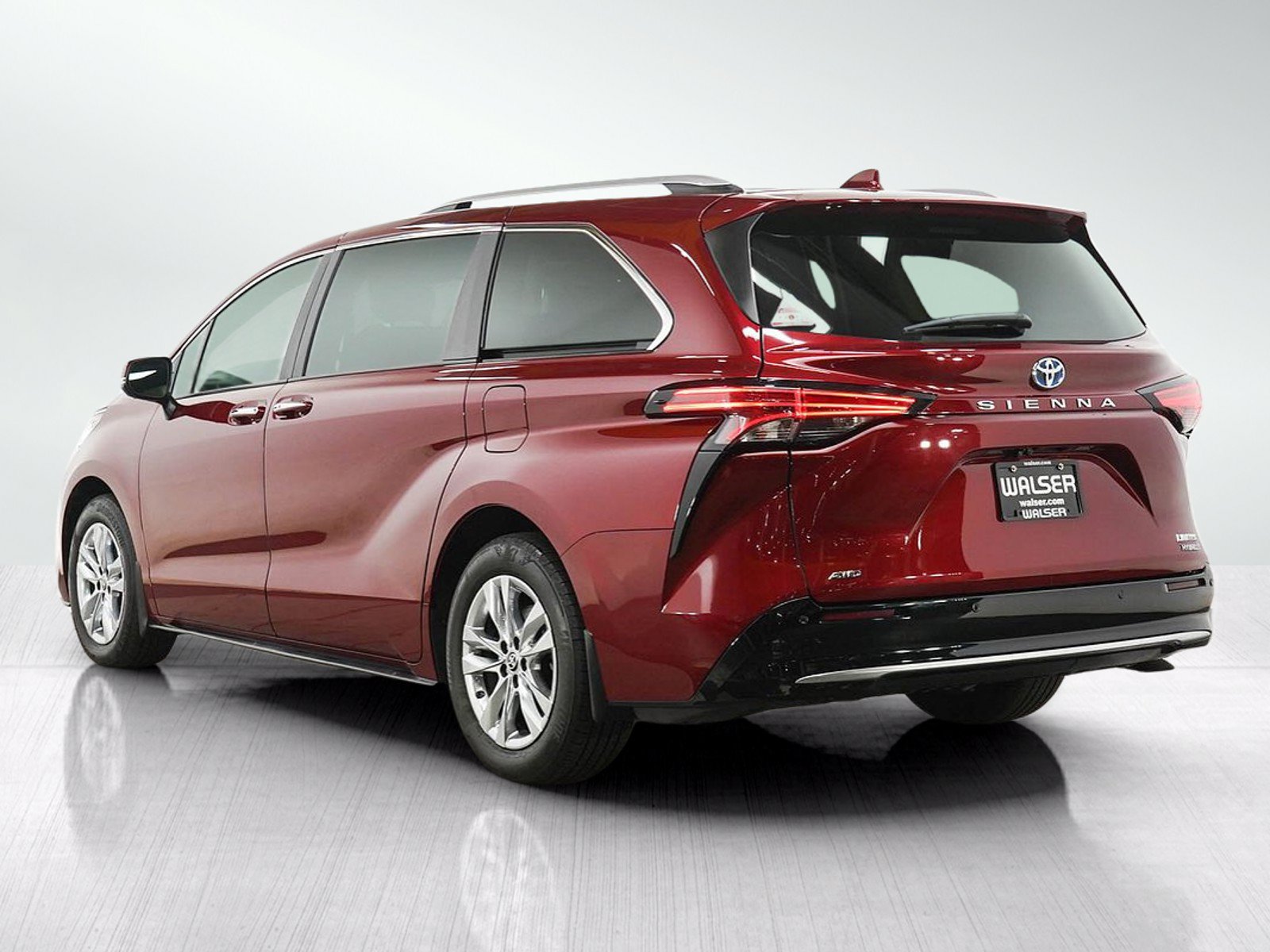 Used 2024 Toyota Sienna Limited AWD/4WD image 3