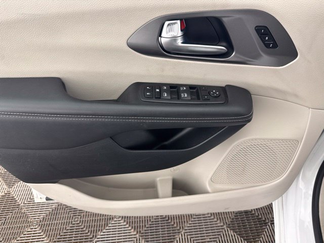 Used 2023 Chrysler Pacifica Touring-L FWD image 21