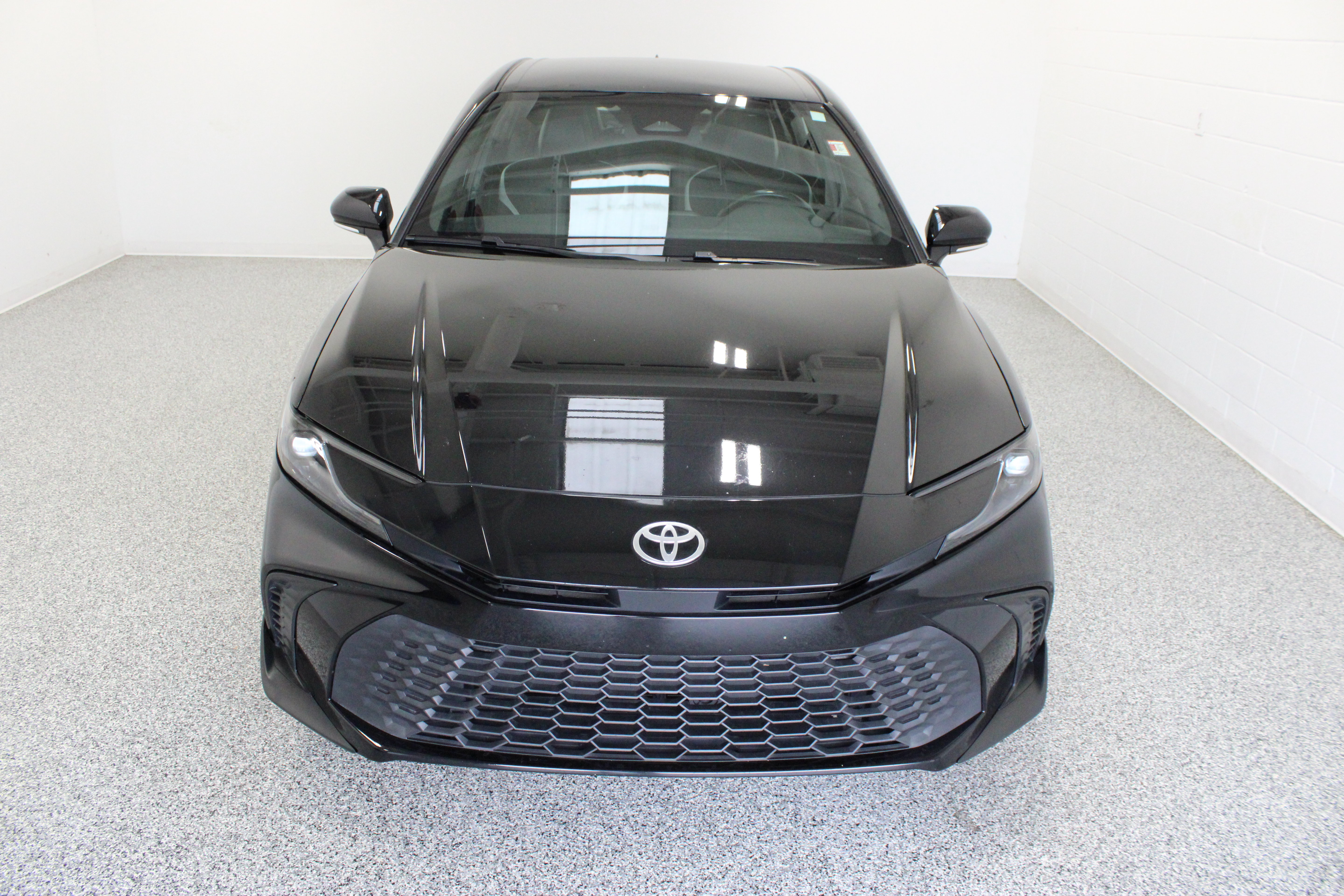 Used 2025 Toyota Camry SE FWD image 3