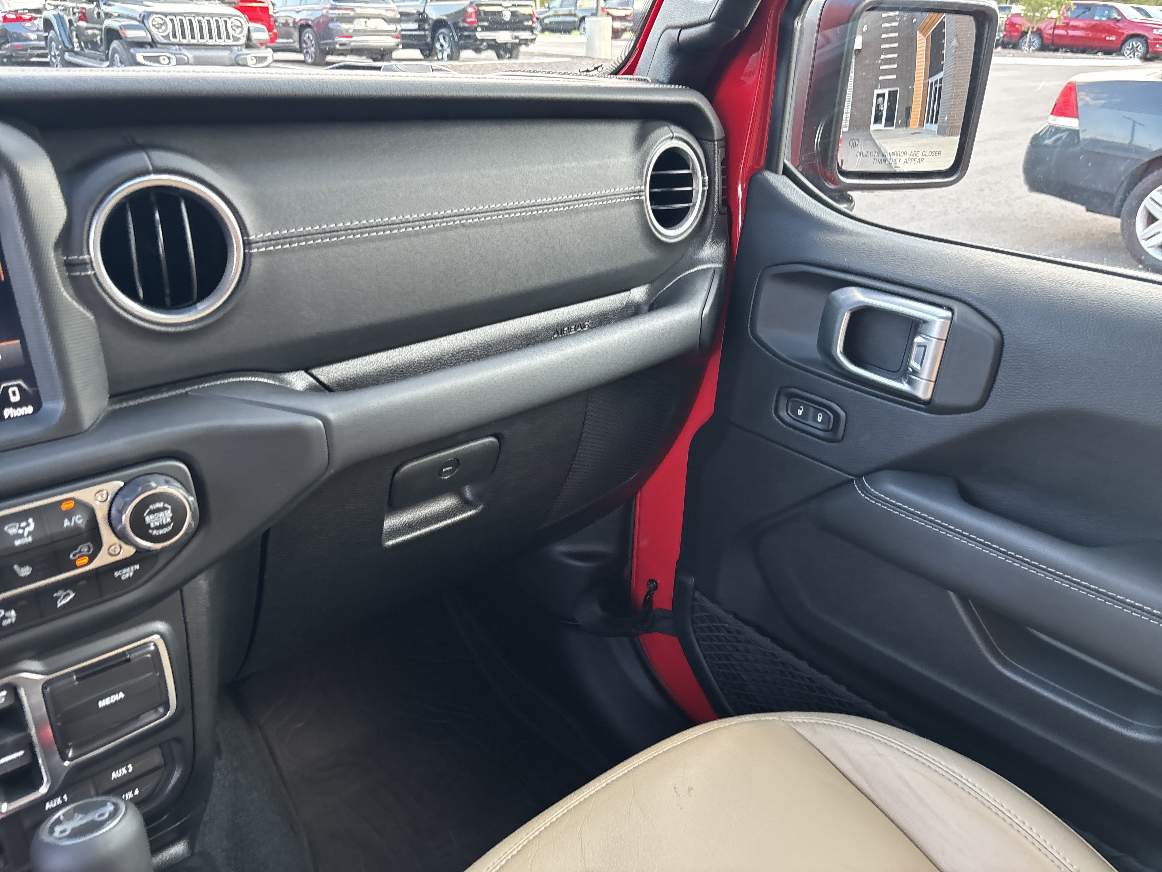 Used 2018 Jeep Wrangler Unlimited Sahara AWD/4WD image 26