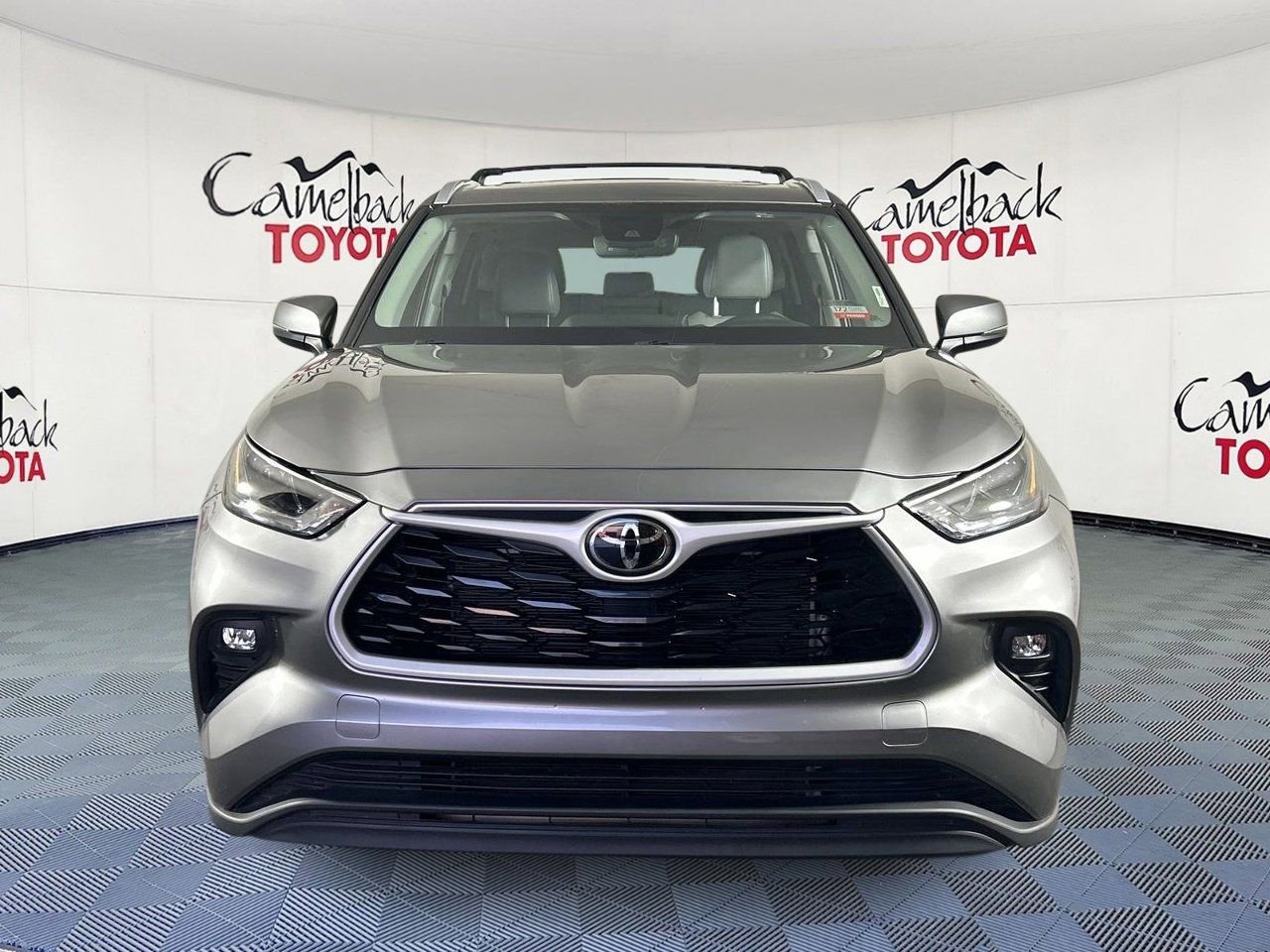 Used 2025 Toyota Highlander XLE image 3