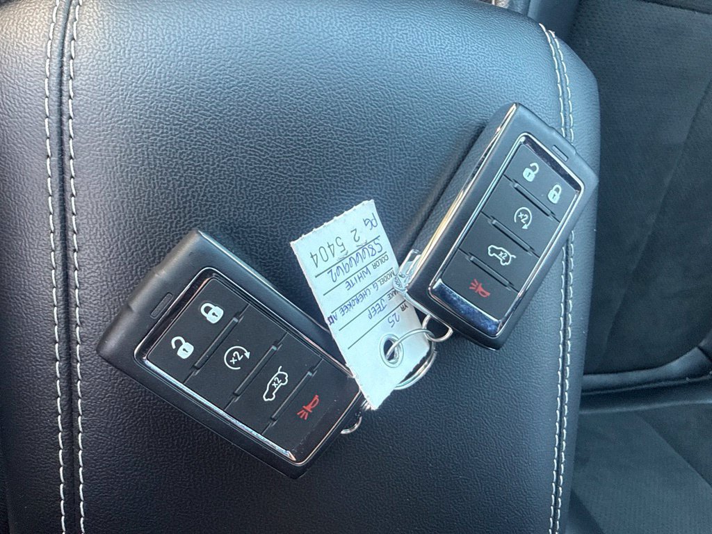 Certified 2025 Jeep Grand Cherokee Altitude AWD/4WD image 27