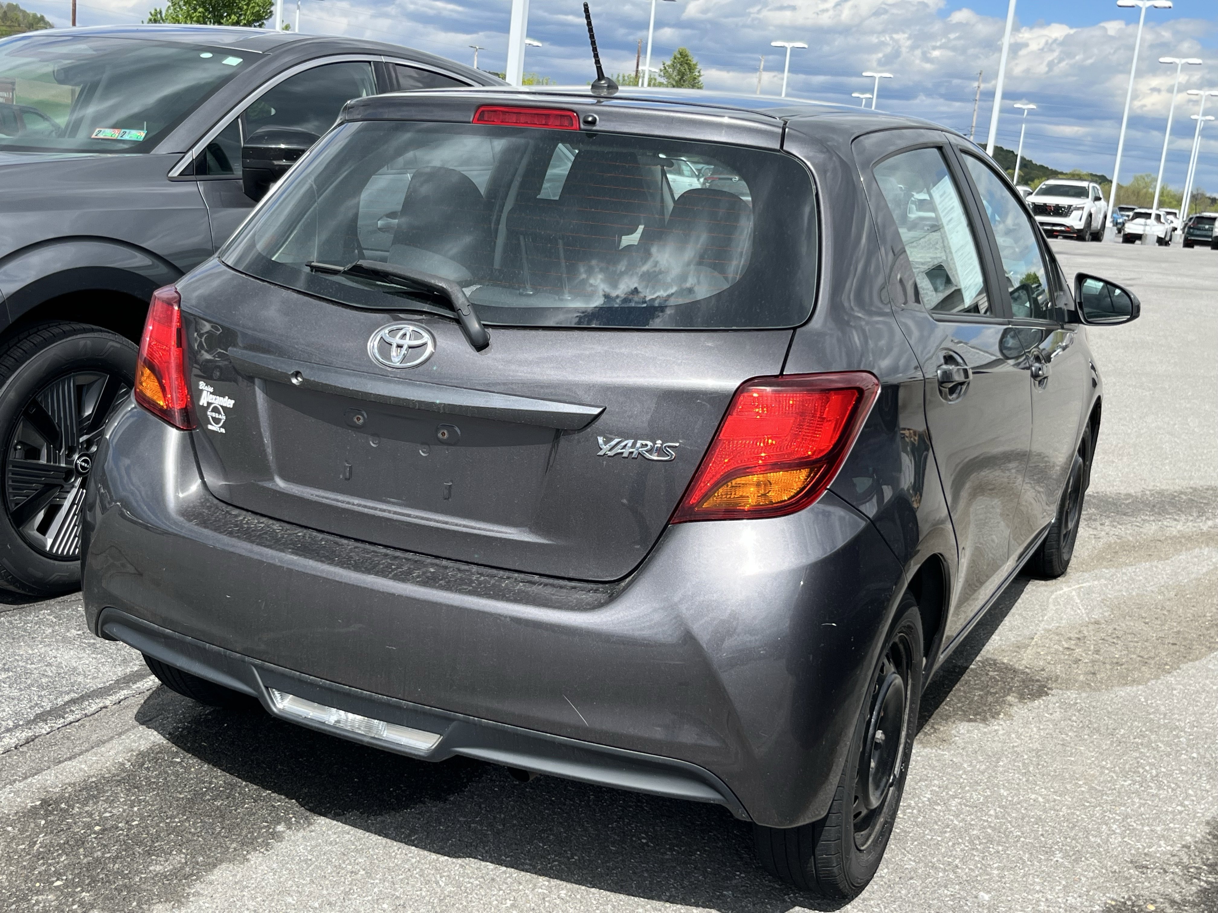 Used 2017 Toyota Yaris L w/ Carpet Mat Package FWD image 4