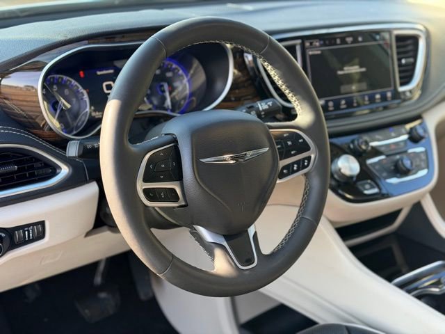 Used 2023 Chrysler Pacifica Limited image 9