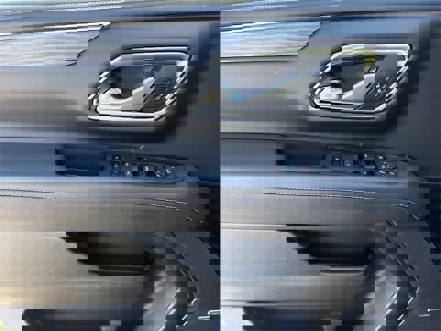 Used 2021 GMC Yukon SLT w/ SLT Premium Package image 24