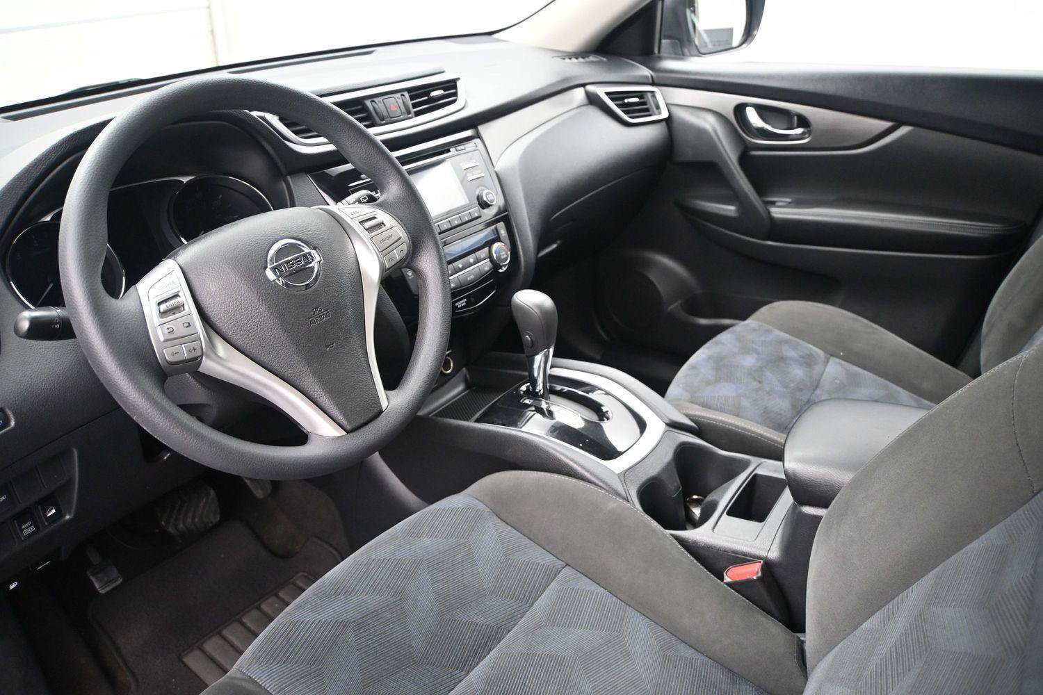 Used 2015 Nissan Rogue SV AWD/4WD image 2
