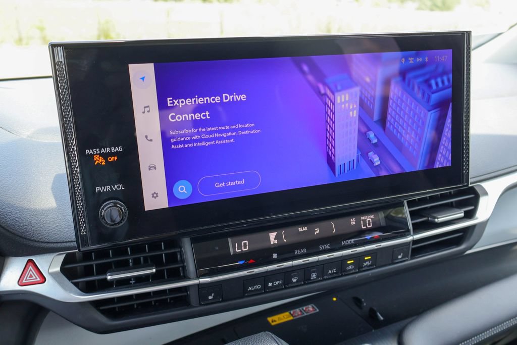 Used 2025 Toyota Sienna XLE FWD image 3