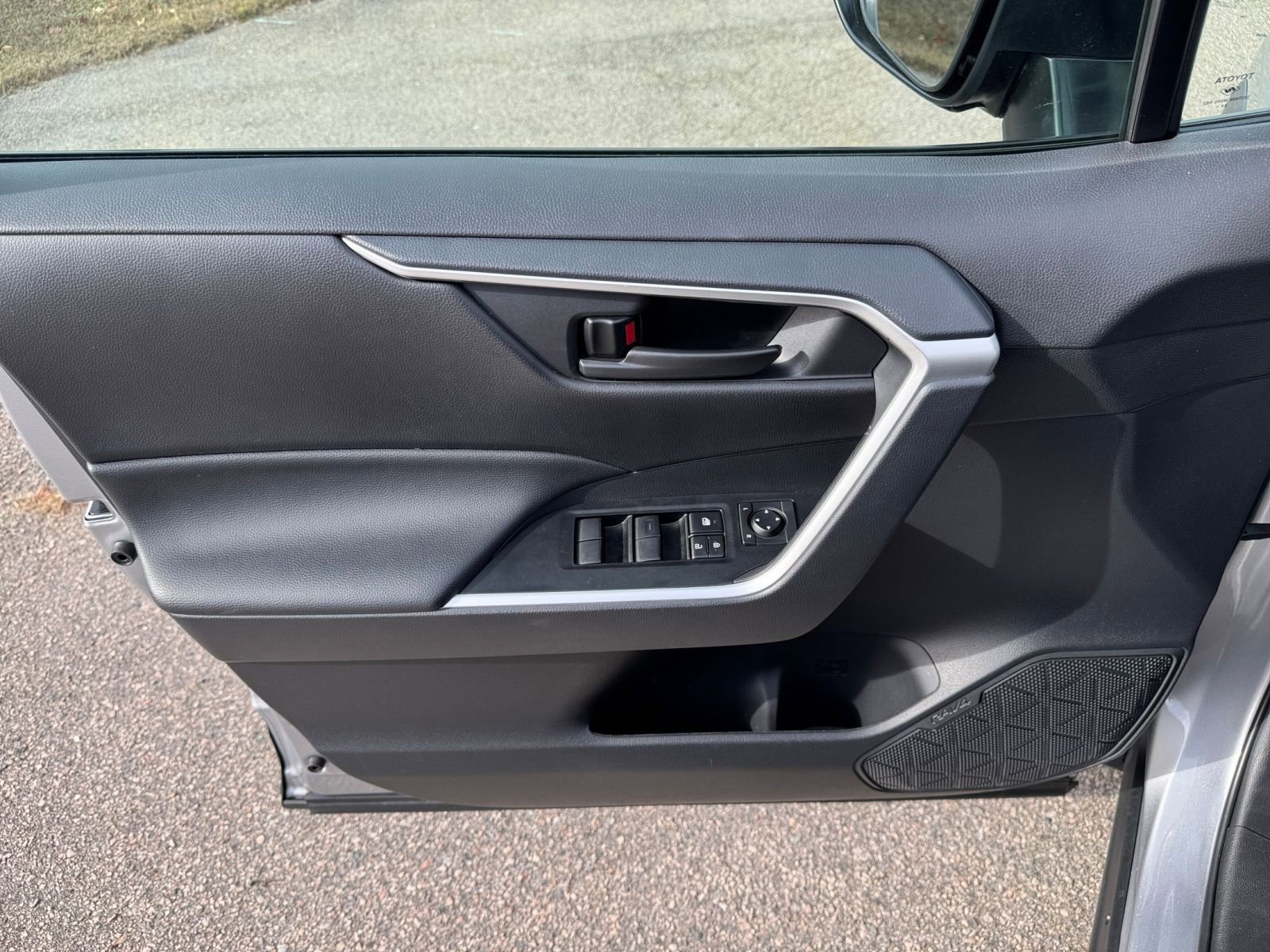 Used 2025 Toyota RAV4 LE image 18