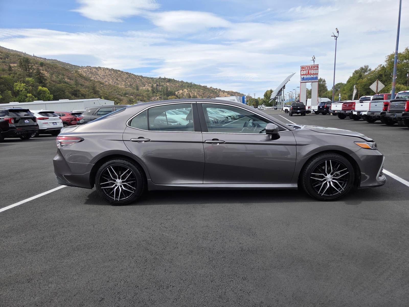 Used 2022 Toyota Camry LE FWD image 4