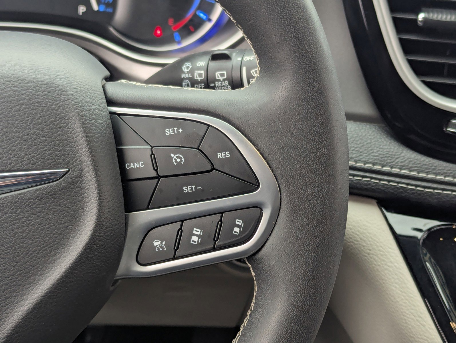 Used 2024 Chrysler Pacifica Select image 24