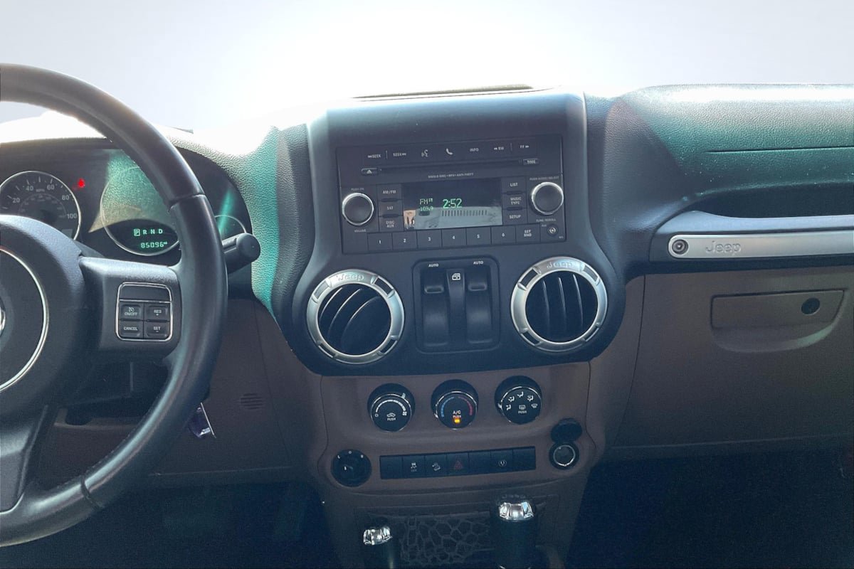 Used 2016 Jeep Wrangler Sahara w/ Connectivity Group AWD/4WD image 5
