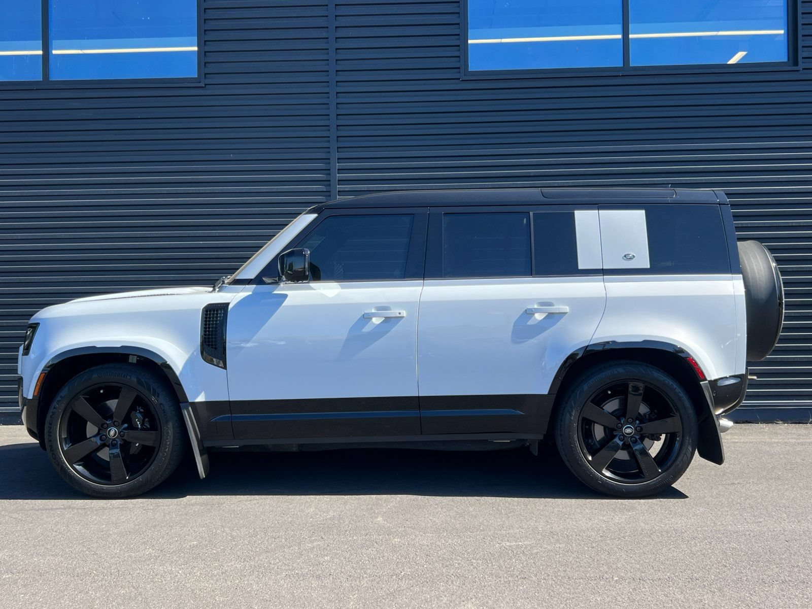 Used 2023 Land Rover Defender 110 V8 AWD/4WD image 3