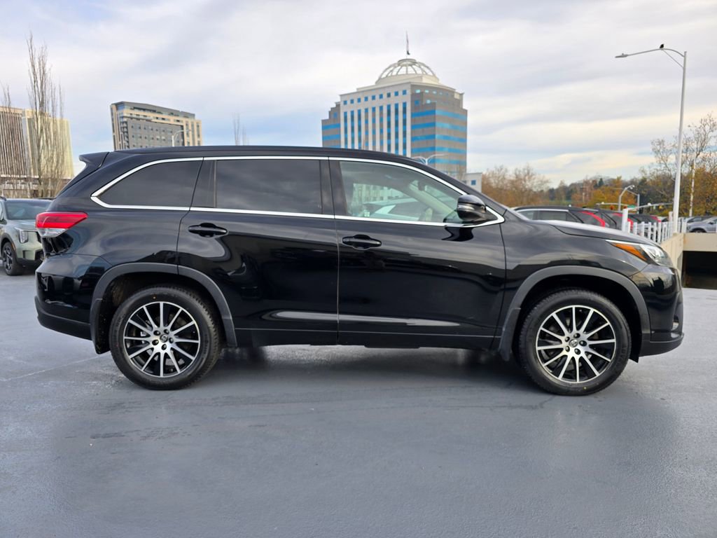 Used 2018 Toyota Highlander SE image 6