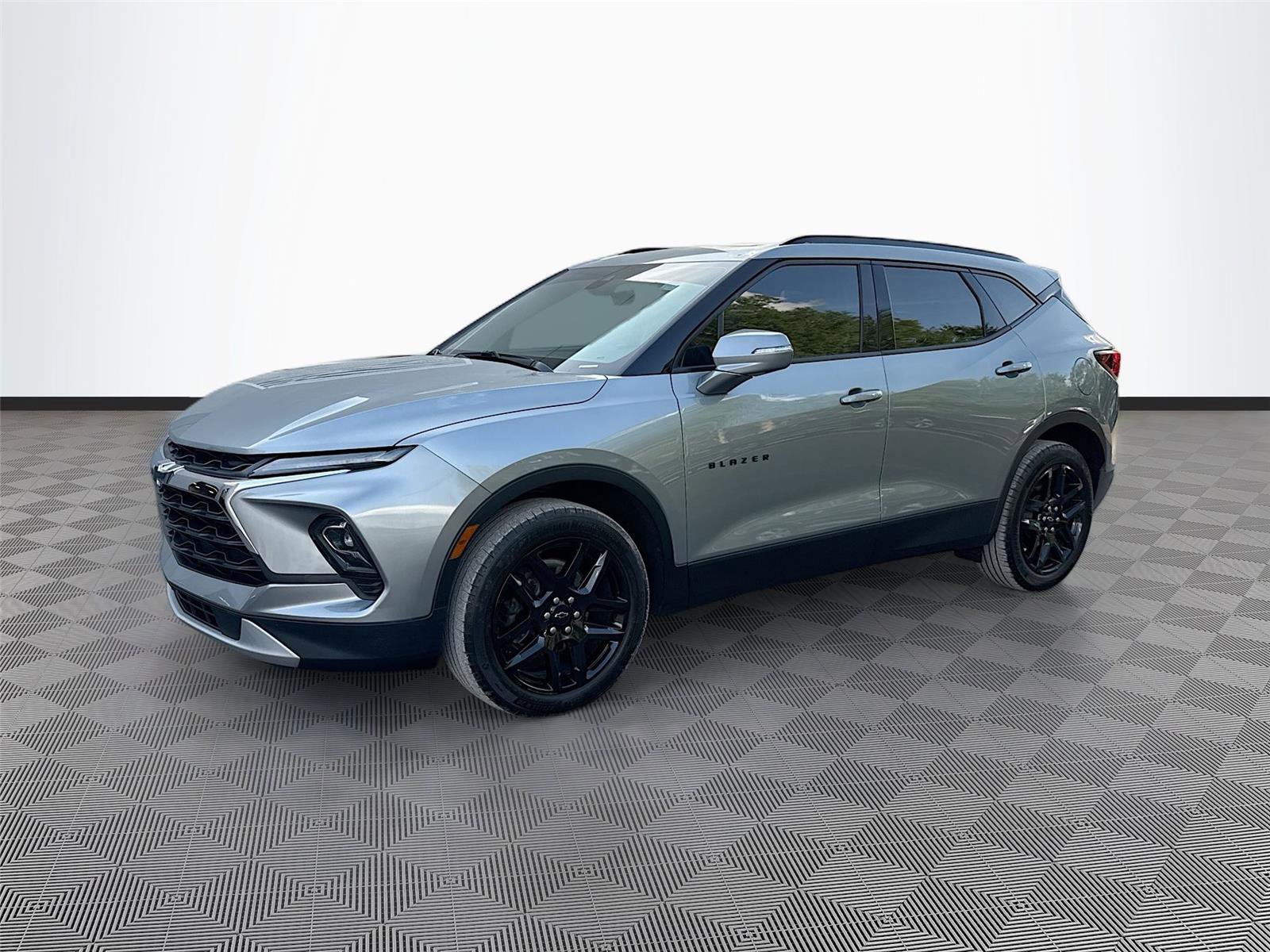 Used 2024 Chevrolet Blazer LT w/ Sound & Technology Package FWD image 3