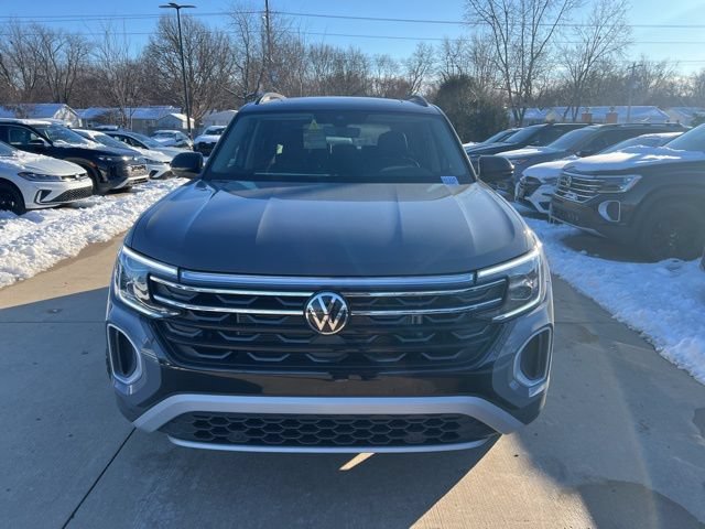 New 2026 Volkswagen Atlas Peak Edition AWD/4WD image 2