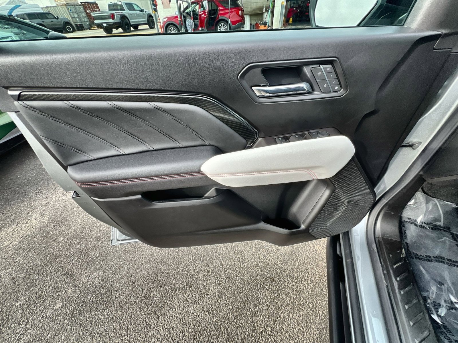 Used 2025 GMC Canyon AT4 w/ AT4X Package image 15