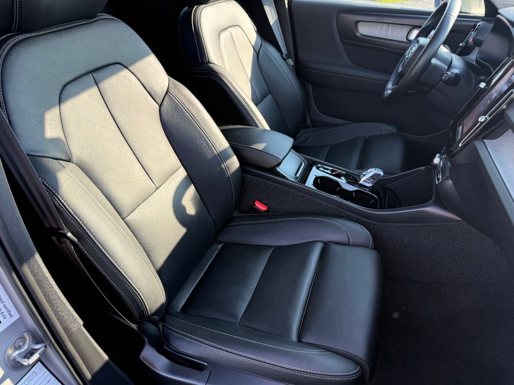 Used 2025 Volvo XC40 B5 Plus AWD/4WD image 16