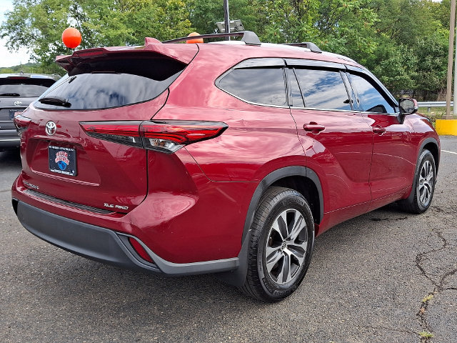 Used 2022 Toyota Highlander XLE AWD/4WD image 4